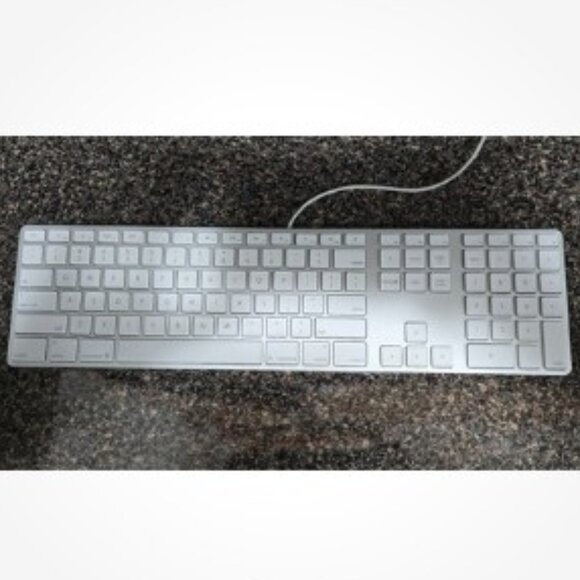 Apple USB A1243 Wired Keyboard with Numeric Keypad with 2 Additional USB Ports - Picture 1 of 6
